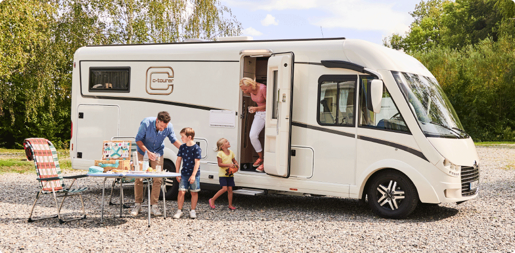Wohnmobil-Stellplatz_Bild_Familie mit C-tourer Wohnmobil